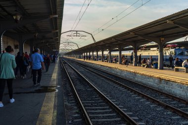 Bükreş, Romanya 'daki Bükreş Kuzey Tren İstasyonu' ndaki (Gara de Nord Bükreş) tren detayı ve tren platformu, 2021