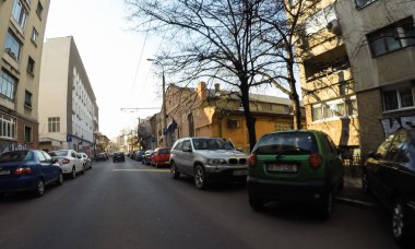 Bükreş, Romanya, 2021 'de trafik sıkışıklığı, kirlilik yok, sokaklar bomboş.