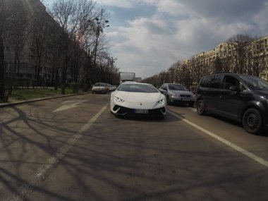 Bükreş, Romanya, 2021 'de trafik sıkışıklığı, kirlilik yok, sokaklar bomboş.