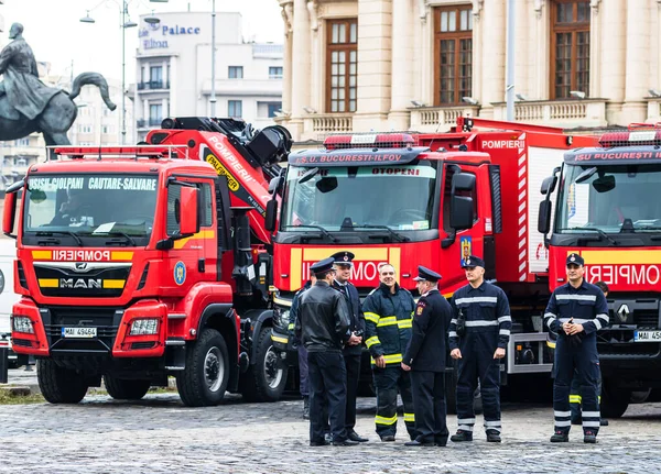 Romanya 'nın Bükreş kentindeki İçişleri Bakanlığı' nın (İçişleri Bakanlığı) önüne park etmiş acil durum itfaiyecileri (Pompierii). Coronavirus dünya çapında salgın krizi. COVID-19 virüsünün yayılması
