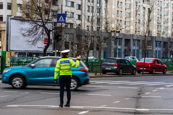 Politieagent Roemeense Verkeerspolitie Politia Rutiera Leidt Het Verkeer Tijdens Spits — Stockfoto