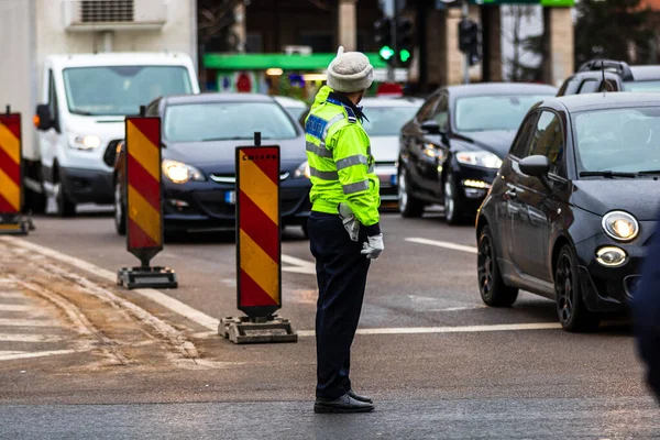 Politieagent Roemeense Verkeerspolitie Politia Rutiera Leidt Het Verkeer Tijdens Spits — Stockfoto