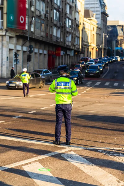 Romanya Nın Bükreş Şehir Merkezinde Yoğun Saatlerde Trafiği Polis Memuru — Stok fotoğraf