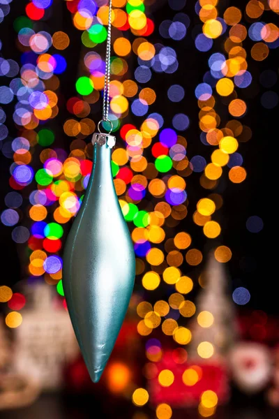 Segurando Decoração Natal Contra Bokeh Luzes Fundo — Fotografia de Stock