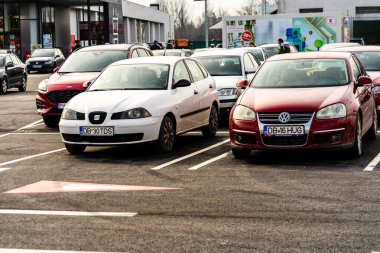 Targoviste, Romanya, 2021 'de arabalar trafikte.