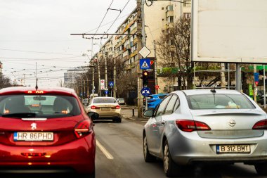Arabanın ön camından geçen yol manzarası, Bükreş, Romanya, 2021 'de trafikte giden arabalar