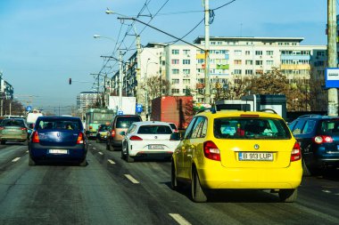 Arabanın ön camından geçen yol manzarası, Bükreş, Romanya, 2021 'de trafikte giden arabalar