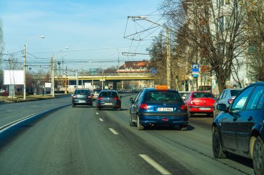 Arabanın ön camından geçen yol manzarası, Bükreş, Romanya, 2021 'de trafikte giden arabalar