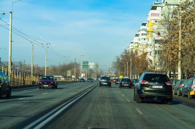 Arabanın ön camından geçen yol manzarası, Bükreş, Romanya, 2021 'de trafikte giden arabalar