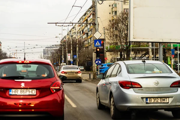 Arabanın ön camından geçen yol manzarası, Bükreş, Romanya, 2021 'de trafikte giden arabalar