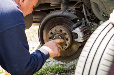 Romanya, Targoviste, 2021 'de bir arabanın frenleme ve onarım sistemi