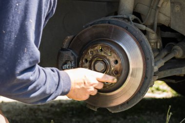 Romanya, Targoviste, 2021 'de bir arabanın frenleme ve onarım sistemi