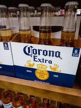 Corona Extra Birası şişeleri dünyanın en çok satan biralarından biri. Romanya, Bükreş, 2021 'de illüstrasyon editoryal fotoğraf çekimi