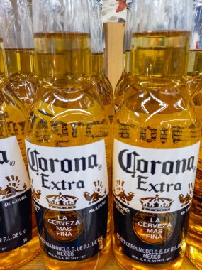 Corona Extra Birası şişeleri dünyanın en çok satan biralarından biri. Romanya, Bükreş, 2021 'de illüstrasyon editoryal fotoğraf çekimi