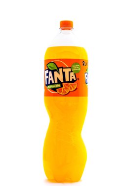 Beyaz arka planda izole edilmiş fanta plastik şişe. Romanya 'nın Bükreş kentinde 2021 yılında çekilen illüstrasyon fotoğrafı