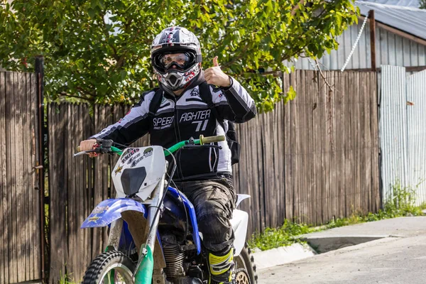 Cavaleiro Sua Moto Enduro Uma Estrada Aldeia Perto Targoviste Romênia — Fotografia de Stock