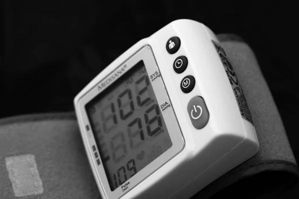 Közelkép Vérnyomásmérő Izolálva Digitális Vérnyomásmérő Készülék Bukarest Románia 2021 — Stock Fotó