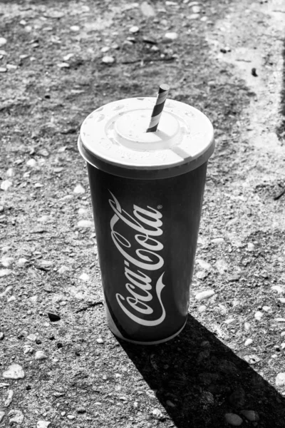 2021年 罗马尼亚布加勒斯特的一个街道上 一个装有可口可乐的纸杯被放在公共场所 — 图库照片