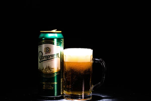 Uma Lata Cerveja Staropramen Copo Cerveja Fundo Escuro Fotografia Editorial — Fotografia de Stock