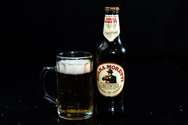 Garrafa Cerveja Birra Morreti Copo Cerveja Fundo Escuro Fotografia Editorial — Fotografia de Stock
