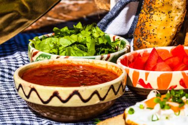 Çeşitli salata malzemeleri, domates sosu, lezzetli kızarmış yumurta ve sağlıklı kahvaltı için çiğ sebze.