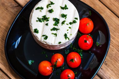 Lezzetli beyaz peynir, baharatlar ve domatesler.