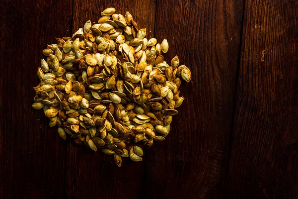 Semi Zucca Salati Arrosto Tavola Legno — Foto Stock