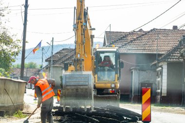 Romanya 'nın Bihor kentindeki bir sokakta çukur açan işçiler, 2021