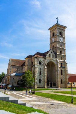 Romanya 'nın Alba Iulia kentindeki güneşli bir günde katolik katedralin manzarası, 2021