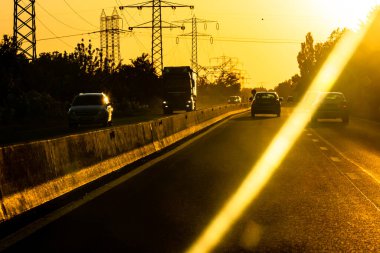 Trafiğin en yoğun olduğu saatte. Bükreş, Romanya, 2021 'de trafik sıkışıklığı, gün batımında yola çıkan arabalar