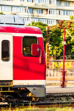 Bükreş, Romanya 'daki Bükreş Kuzey Tren İstasyonu' ndaki (Gara de Nord Bükreş) tren platformunda hareket halindeki tren detayları