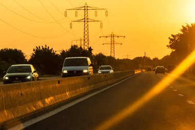 Trafiğin en yoğun olduğu saatte. Bükreş, Romanya, 2021 'de trafik sıkışıklığı, gün batımında yola çıkan arabalar