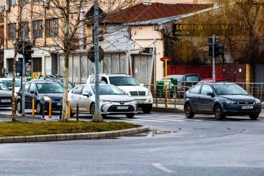Şehrin şehir merkezinde trafik sıkışıklığında araba trafiği. Romanya 'nın başkenti Bükreş' te sabah akşam araba kirliliği ve trafik sıkışıklığı, 2021