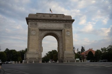 Romanya 'nın Bükreş kentindeki Zafer Kemeri' nde (Arcul de Triumf) trafik ve yoğun şehir trafiği, 2021