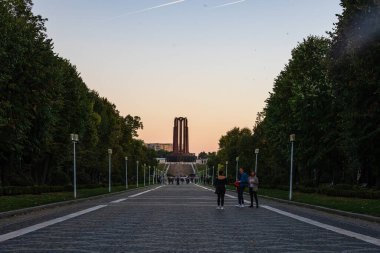 Romanya 'nın Bükreş kentindeki Carol Park' ın ana caddesinde yürüyen insanlar