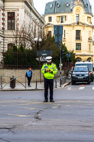 Romanya Nın Bükreş Şehir Merkezinde Yoğun Saatlerde Trafiği Polis Memuru — Stok fotoğraf