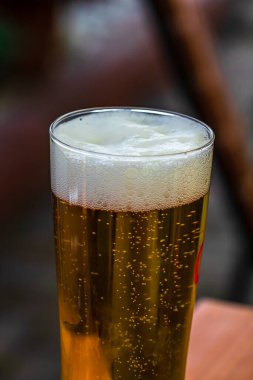 Bira bardağı masanın üstünde.