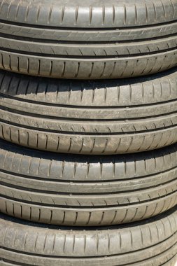 Eski araba lastikleri yığını.