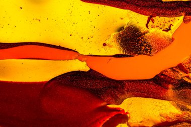 Su yüzeyinde yağ damlaları ve dalgaları olan soyut renkli arkaplan. Soyut arkaplan kavramı