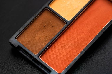 Siyah, ojeli, göz farı paleti, ruj, fırça, parfüm