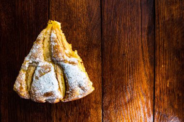 Kırsal ahşap masada tarçınlı dilimlenmiş elmalı turta.