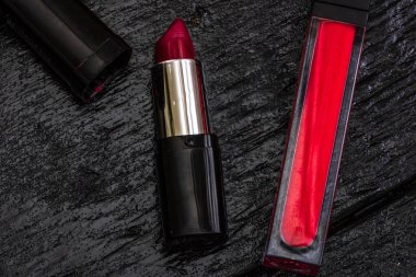 Siyah, ojeli, göz farı paleti, ruj, fırça, parfüm