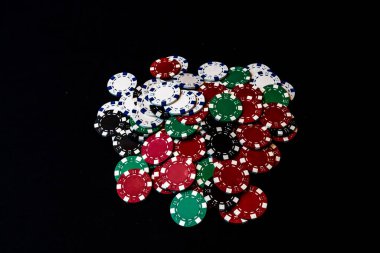 Siyah arkaplanda poker çiplerinin karışımı