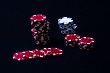 Siyah arkaplanda poker çipleri yığını