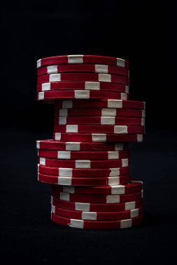 Siyah arkaplanda poker çipleri yığını