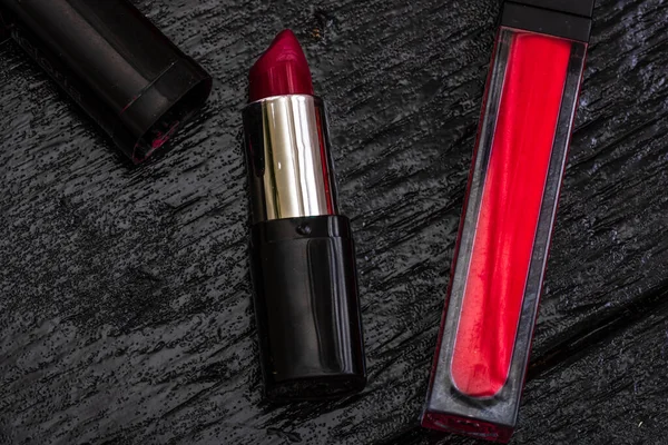 Siyah, ojeli, göz farı paleti, ruj, fırça, parfüm