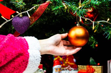 Elinde Noel süsü tutan bir kadın.