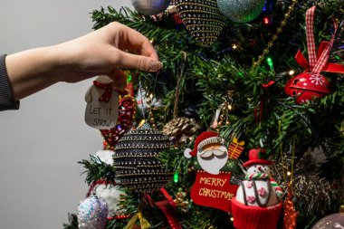 Noel ağacına Noel süsleri ve süsleri asmak