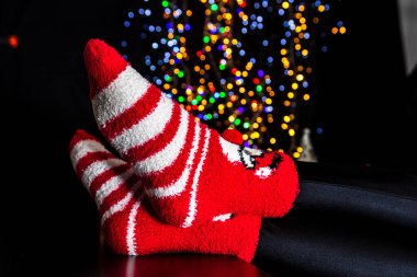 Kışın bacakları Bulanık ışıklarda Noel çorapları