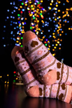Kışın bacakları Bulanık ışıklarda Noel çorapları